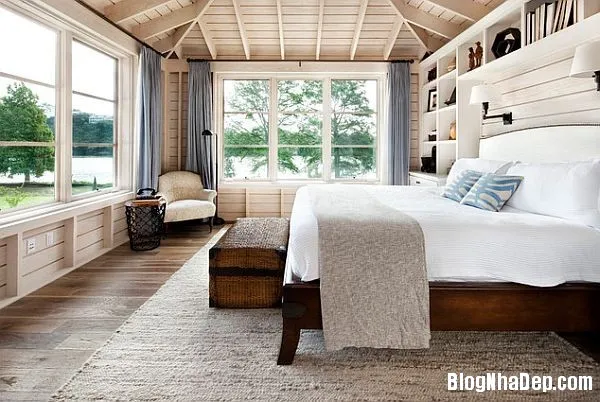Không gian phòng ngủ mộc mạc với giường gỗ