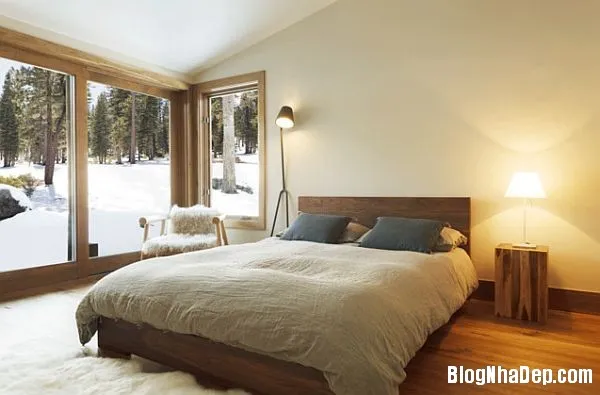 Không gian phòng ngủ mộc mạc với giường gỗ