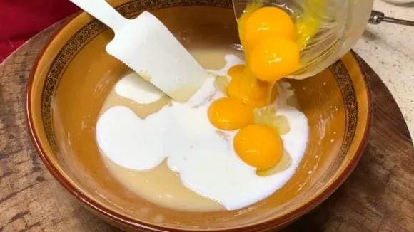 Bạn có thể làm bánh với trứng và bột mì tại nhà! Cách làm đơn giản, không cần lò nướng, mềm và tinh tế, ngon hơn mua