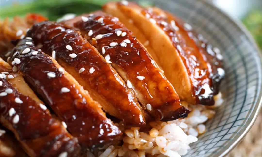 Bạn có thể nấu cơm đùi gà teriyaki tại nhà, ngay sau khi học được công thức làm sốt teriyaki dành cho người sành ăn này