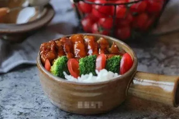 Bạn có thể nấu cơm đùi gà teriyaki tại nhà, ngay sau khi học được công thức làm sốt teriyaki dành cho người sành ăn này