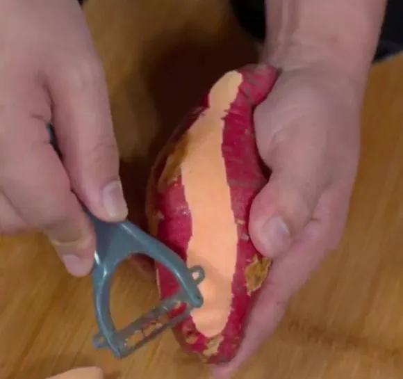 Bánh khoai lang làm theo cách này giòn bên ngoài, dẻo bên trong, cách làm đơn giản