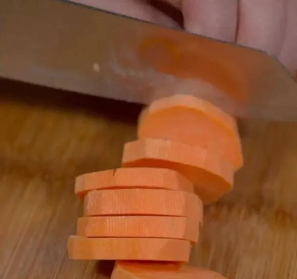 Bánh khoai lang làm theo cách này giòn bên ngoài, dẻo bên trong, cách làm đơn giản