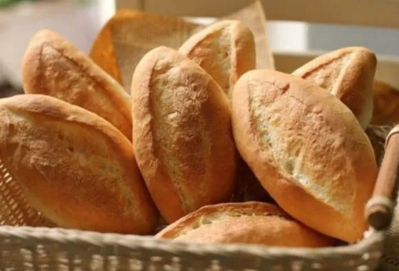 Bánh mì ngoài kẹp, chấm sốt vang, chỉ bạn một cách thưởng thức với đồ chấm khác biệt, đảm bảo ăn là ghiền