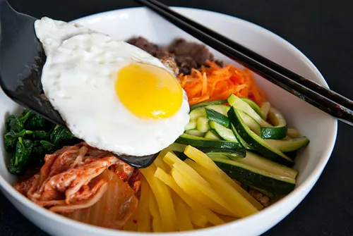 Bibimbap: Món cơm trộn ngon mê của người Hàn