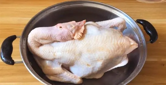 Bỏ 1 con gà vào nồi cơm điện, không cần thêm một giọt nước hay dầu, gà ăn thơm ngon hơn cả gà quay