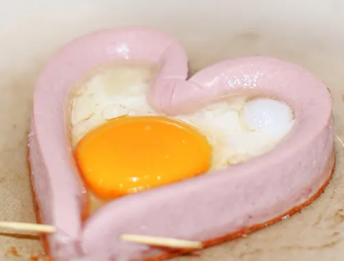 Bữa sáng lãng mạn với ‘trái tim’ trứng cho Valentine