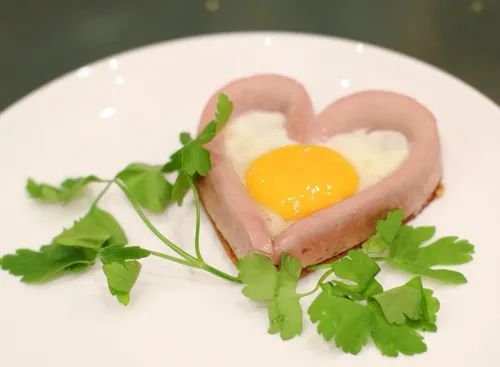 Bữa sáng lãng mạn với ‘trái tim’ trứng cho Valentine