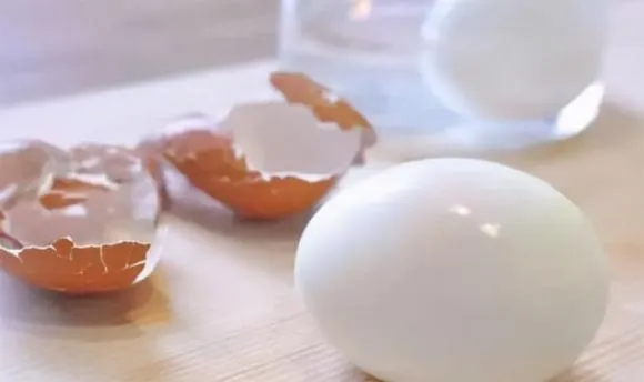 Cà tím ăn theo cách mới. Đập thêm 2 quả trứng vào, không hấp không om, nhưng trẻ nhỏ rất thích món này