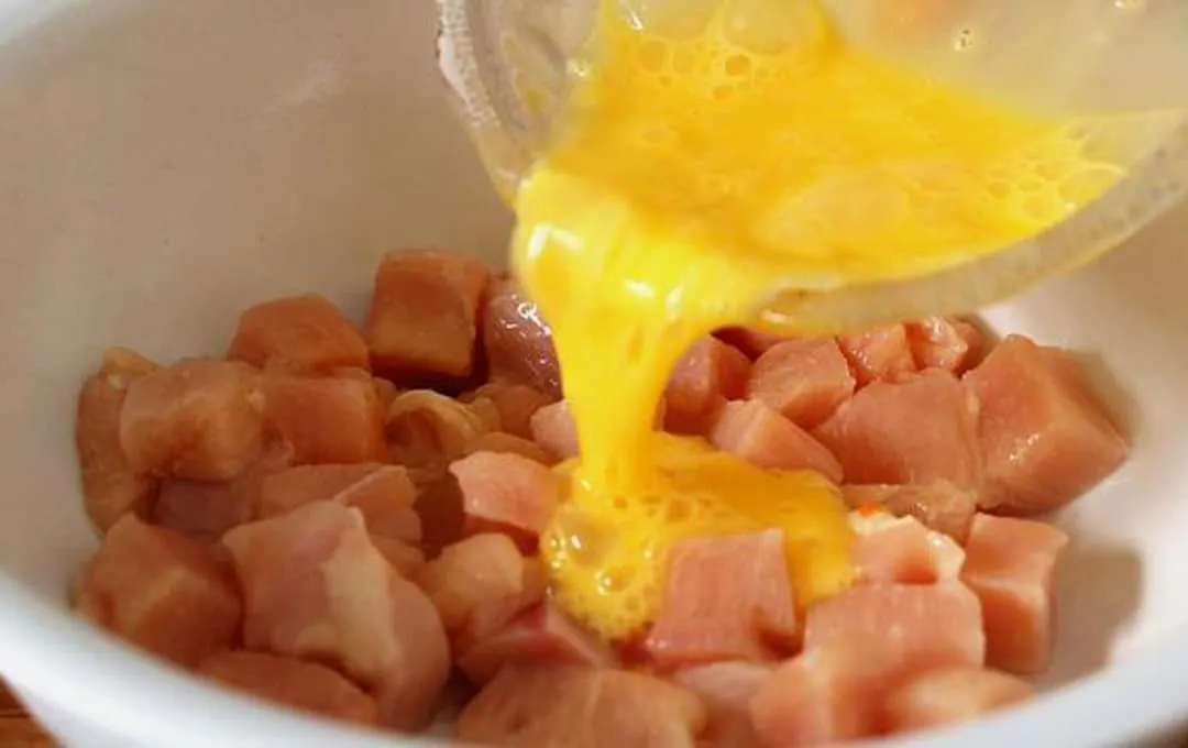 Cách ăn ức gà mới ngon nhất: Đập 1 quả trứng, không chiên ngập dầu, không om, nhưng khiến cả nhà đổ xô ăn