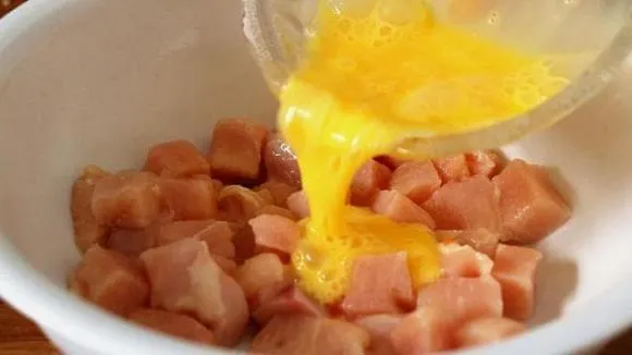 Cách ăn ức gà mới ngon nhất: Đập 1 quả trứng, không chiên ngập dầu, không om, nhưng khiến cả nhà đổ xô ăn
