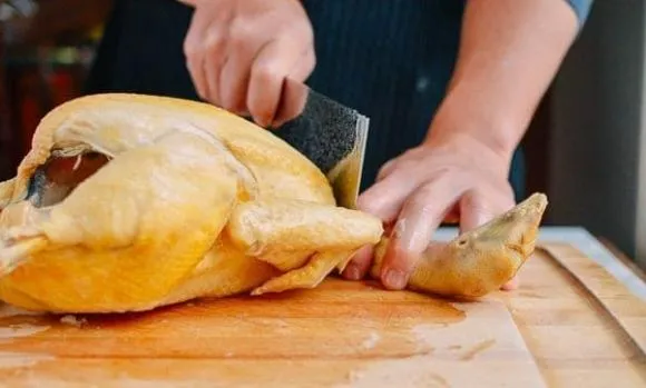 Cách chặt thịt gà đẹp mắt, không bị nát từ đầu bếp