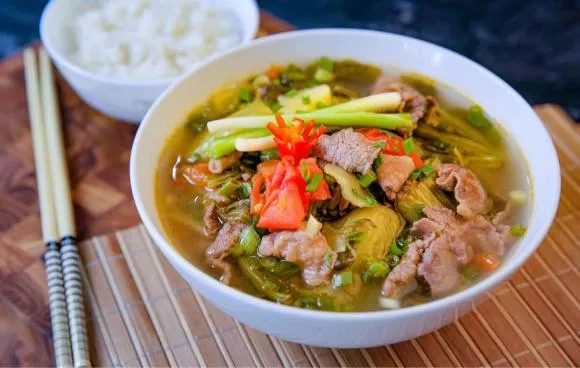 Cách làm canh thịt bò nấu dưa chua, món ngon ‘đổi mới’ vị giác cho bữa cơm gia đình