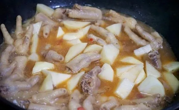 Cách làm chân gà hầm nấm và khoai tây, ngon và giàu dinh dưỡng
