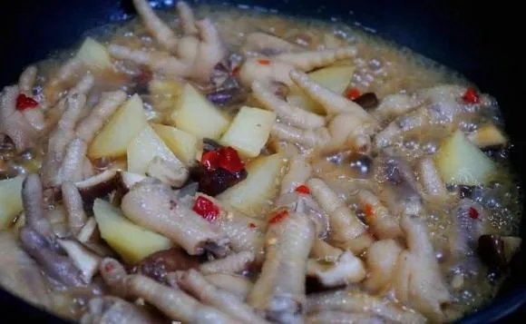 Cách làm chân gà hầm nấm và khoai tây, ngon và giàu dinh dưỡng