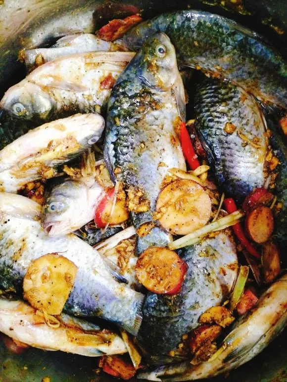 Cách làm món cá diếc kho cùng thịt ba chỉ cực ‘tốn cơm’