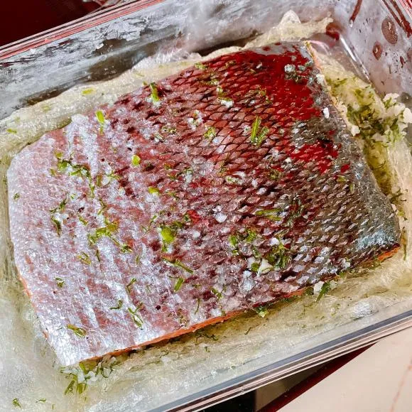 Cách làm món cá hồi muối sang chảnh để đãi khách ngày Tết