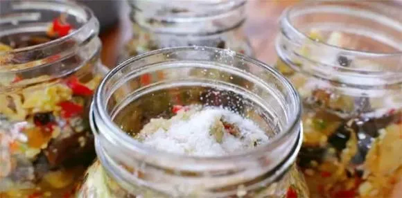 Cách làm món cà pháo muối chua ‘ngon huyền thoại’, bảo quản trong chai nửa năm cũng không hỏng