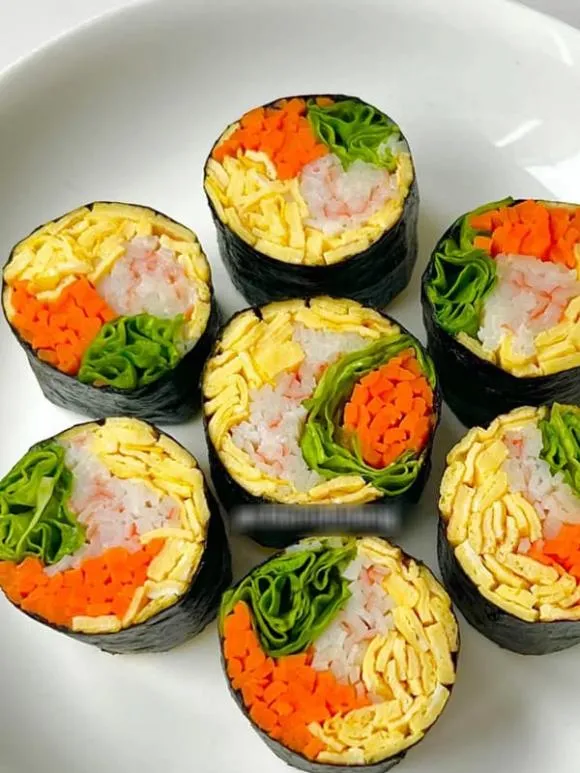 Cách làm món sushi cuộn rau củ giảm béo sau Tết