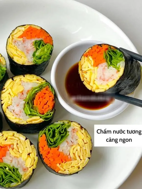 Cách làm món sushi cuộn rau củ giảm béo sau Tết