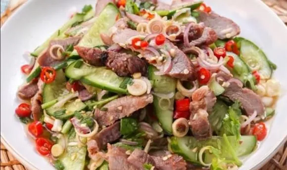 Cách làm salad dưa chuột trộn thịt heo nướng chua cay, thơm ngon đến miếng cuối cùng