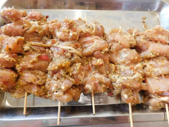 Cách làm thịt gà xiên nướng chảo ngon, ngậy và mềm mà không cần than, lò nướng hay nồi chiên