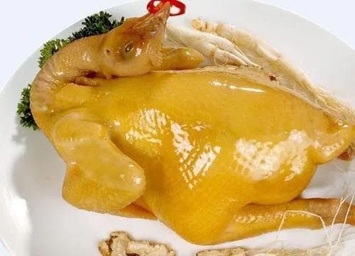Cách luộc gà vàng ươm chỉ đơn giản thêm thứ này, gà luộc xong nhìn sẽ rất đẹp để cúng ngày mùng 1