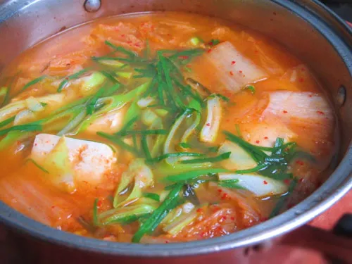 Canh kim chi nấu ngao đậu nóng hổi