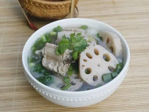 Canh sườn non nấu với củ sen giải nhiệt ngày hè