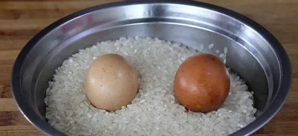 Cho 2 quả trứng vào cơm làm theo cách này ngon lắm, nhà mình làm mỗi tuần 5 lần, ai cũng thích mê