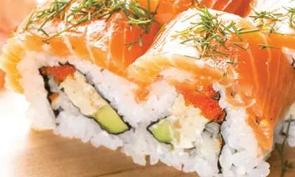 Chủ Nhật đãi cả nhà món sushi cá hồi xoài, bơ