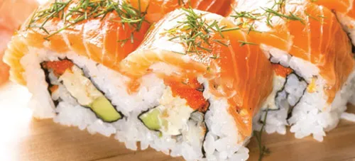 Chủ Nhật đãi cả nhà món sushi cá hồi xoài, bơ