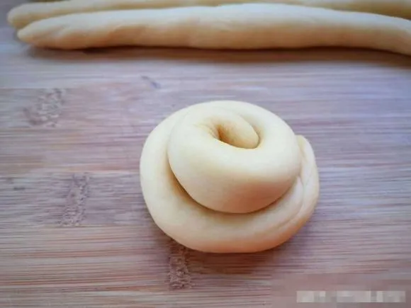 Có bột mì ở nhà thì nên học làm bánh này vừa thơm vừa mềm ngon, trẻ con đổ xô ăn