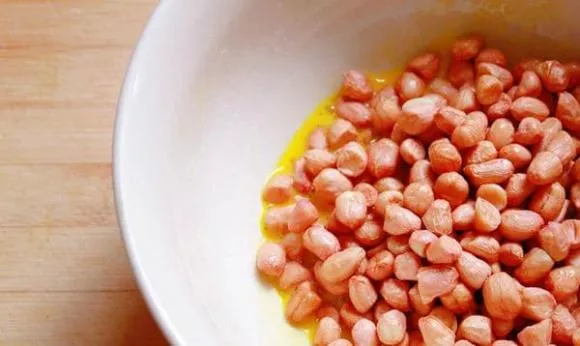 Công thức làm đậu phộng giòn, đơn giản với 1 trứng và 1 ít bột, ăn ‘thơm ơi là thơm’