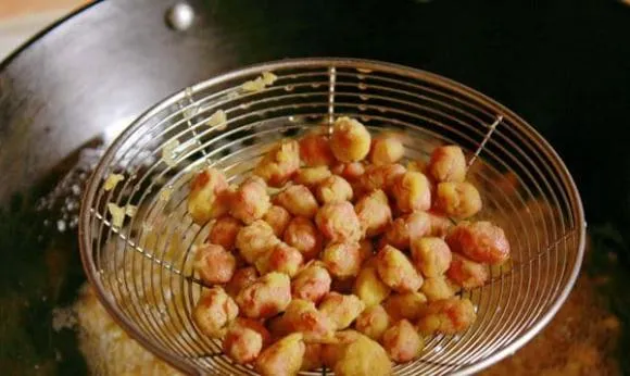 Công thức làm đậu phộng giòn, đơn giản với 1 trứng và 1 ít bột, ăn ‘thơm ơi là thơm’