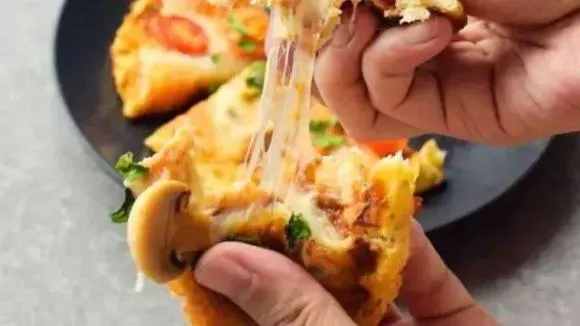 Công thức làm Pizza từ súp lơ đơn giản và ngon nhất, không cần dùng tới bột làm đế bánh