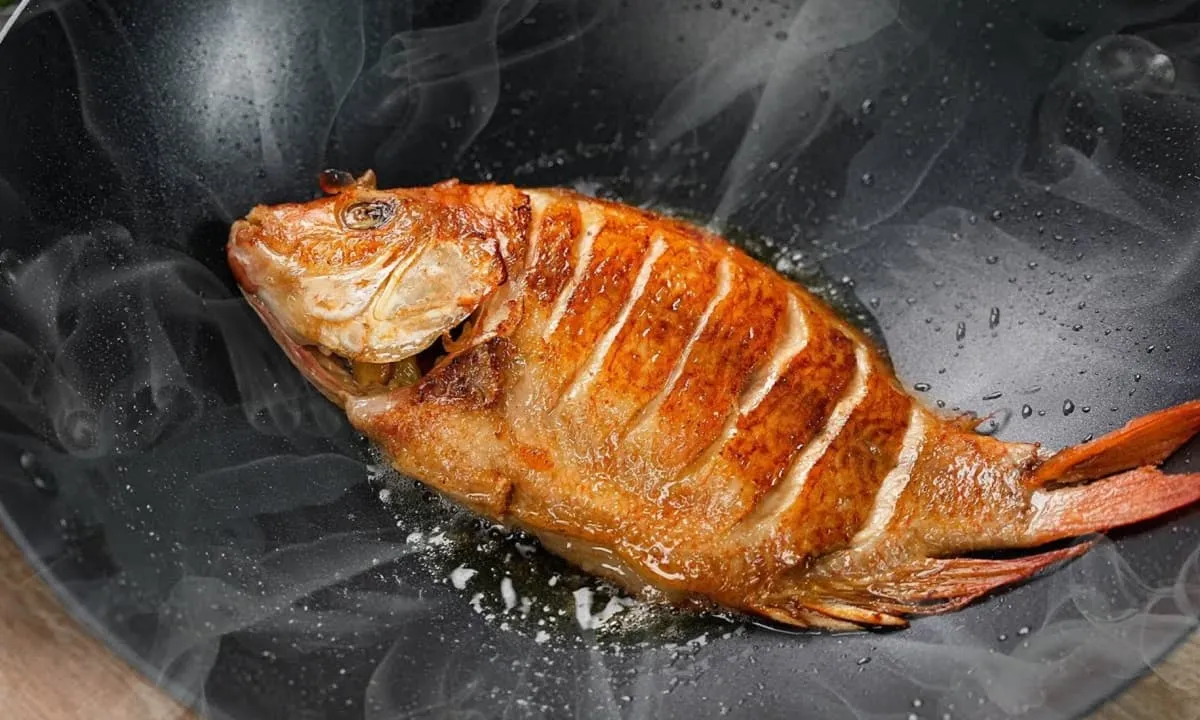 Đầu bếp chia sẻ 3 bí quyết chiên cá ngon nhất, cả con nguyên vẹn, lớp da căng mọng và vị giòn độc đáo