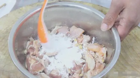 Đầu bếp hướng dẫn bạn cách làm món gà hấp nấm hương, thịt gà mềm thơm, cách làm đơn giản