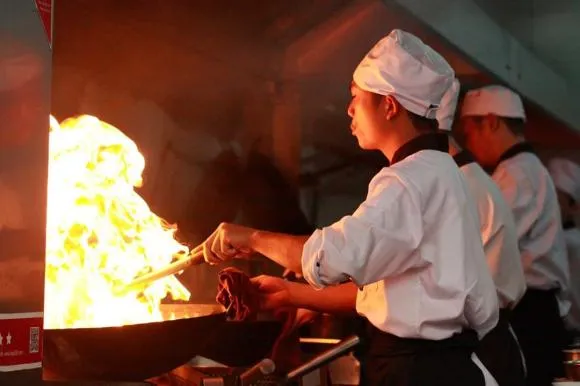 Đầu bếp nhà hàng khi chế biến thịt thường thêm thứ gia vị nhà nào cũng có vào, bảo sao món ăn ngon bất ngờ