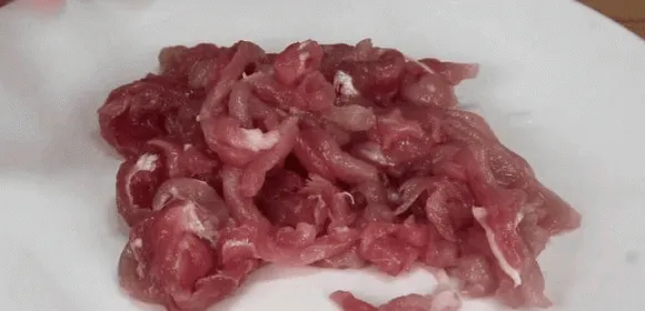 Đậu đũa xào thịt lợn có một mẹo nhỏ, giúp thịt mềm nhưng không bị tanh, nhũn