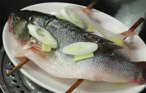 Để làm món cá vược hấp, không nên dùng muối và xì dầu trước khi hấp nhé! Hướng dẫn bạn đúng cách, cá ngon và mềm