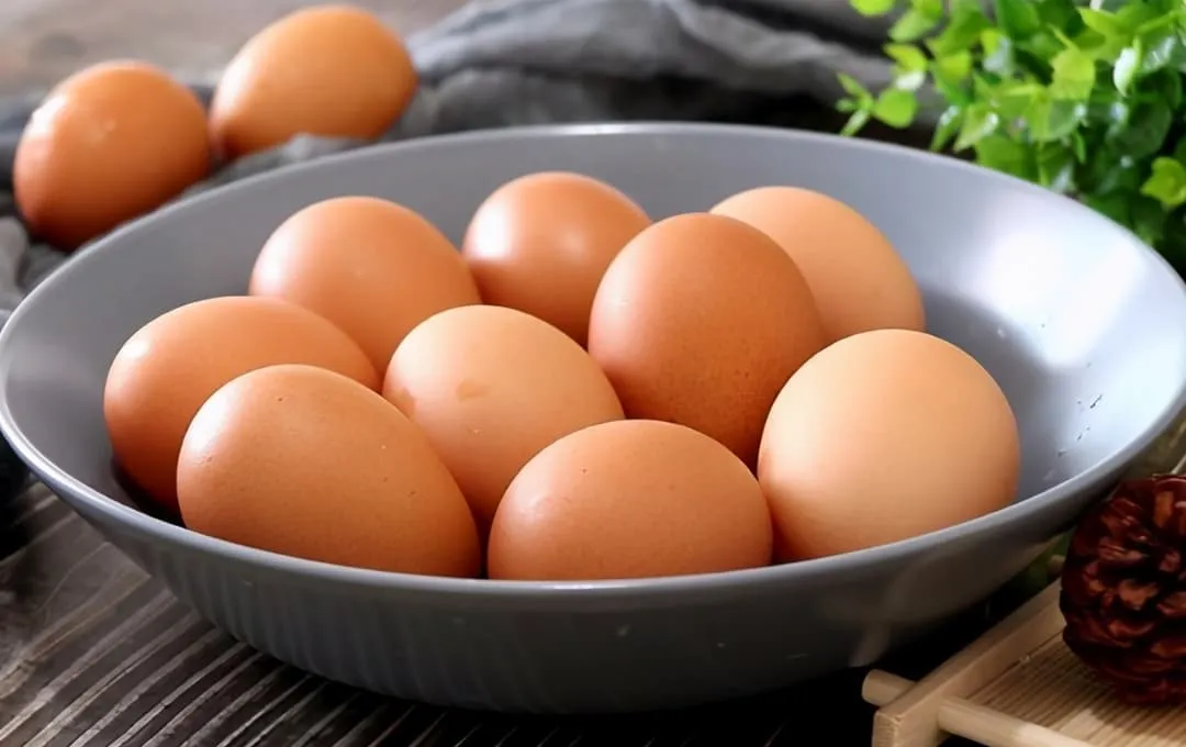 Để luộc trứng, hãy nhớ đừng chỉ dùng nước, dạy cho bạn một mẹo nhỏ, trứng sẽ mềm và dễ bóc
