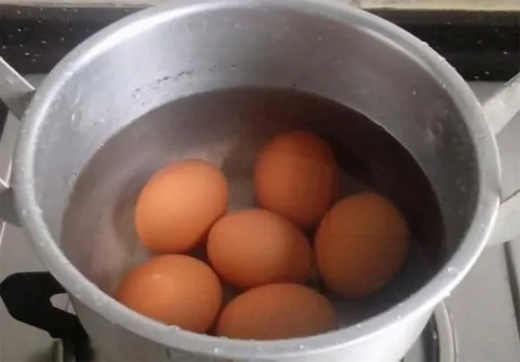 Để luộc trứng, hãy nhớ đừng chỉ dùng nước, dạy cho bạn một mẹo nhỏ, trứng sẽ mềm và dễ bóc