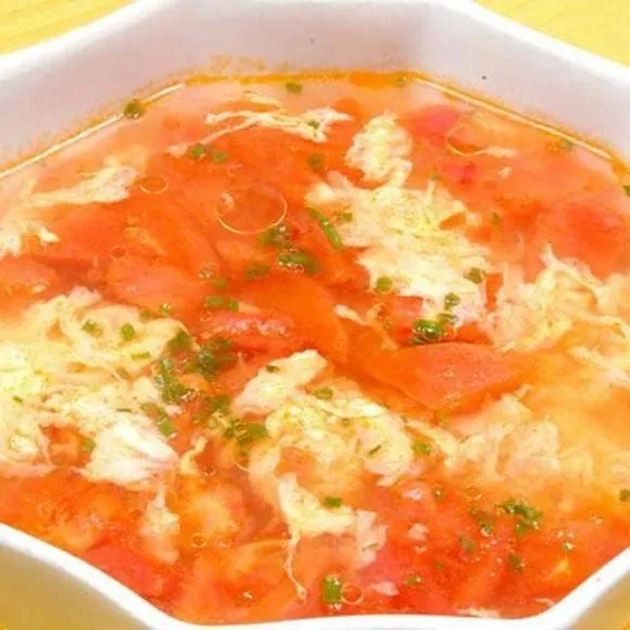 Để nấu canh trứng cà chua, nhiều người không biết nên xào cà chua trước hay cho nước vào trước, hướng dẫn bạn cách làm đúng!