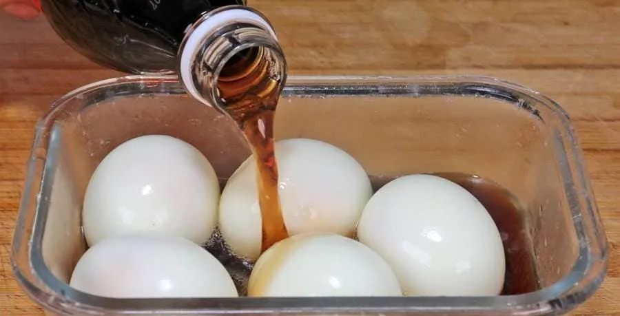 Đổ coca vào trứng, không ngờ trứng mặn ngon mà không béo