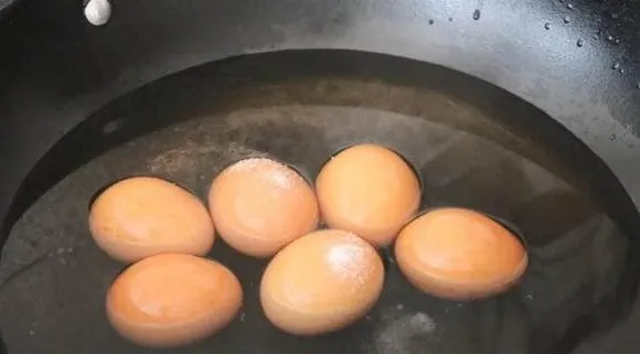 Đổ coca vào trứng, không ngờ trứng mặn ngon mà không béo