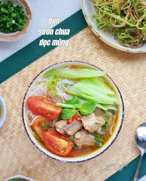 Đổi bữa sáng vào mùa đông cho cả nhà với món bún sườn dọc mùng thanh mát, dễ làm