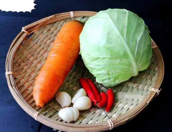 Dùng bắp cải để làm kim chi thì vị càng giòn, chua ngọt, đơn giản, dễ làm, có thể ăn qua đêm