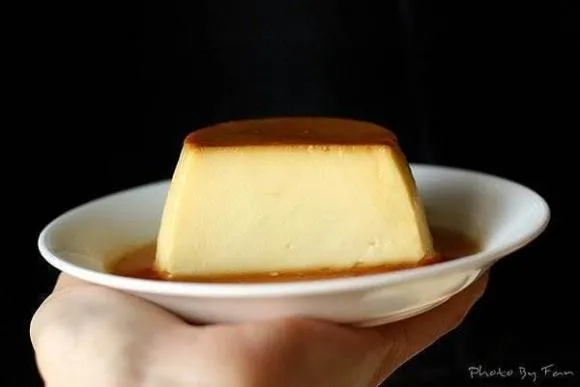 Đừng chỉ luộc trứng nếu bạn có trứng ở nhà. Hãy thêm 1 hộp sữa để làm bánh pudding. Nó ngọt ngào, mềm và tan chảy trong miệng của bạn