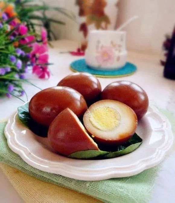 Đừng luộc trứng với nước nữa, trứng làm theo kiểu này dành cho người sành ăn, mùi thơm thấm tận vào bên trong lòng đỏ